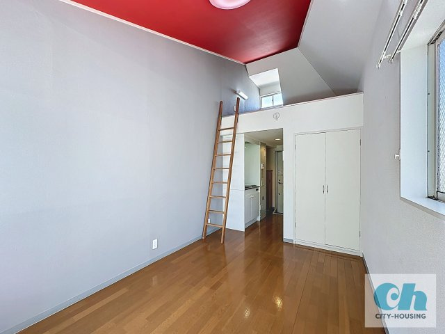 メゾン三軒茶屋 205号室の居間・リビング