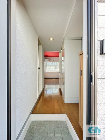 メゾン三軒茶屋 205号室の玄関