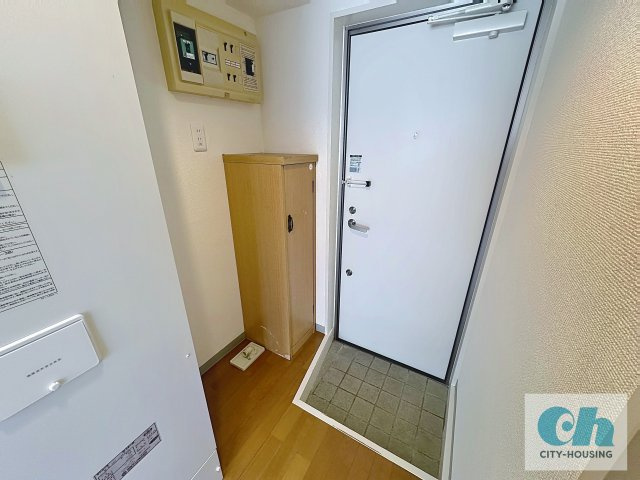 メゾン三軒茶屋 205号室の玄関