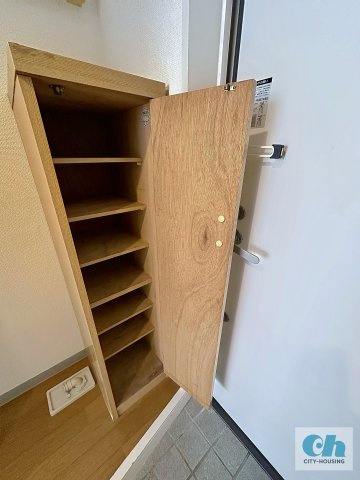 メゾン三軒茶屋 205号室の居間・リビング