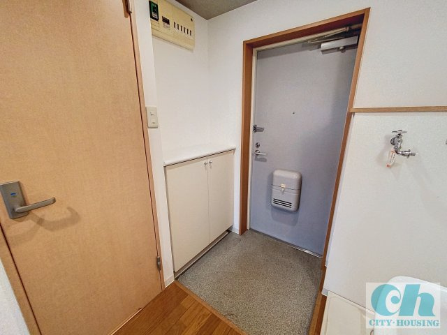 ファミーユ 203号室の玄関