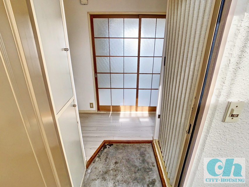 平松ハイツ 302号室の玄関