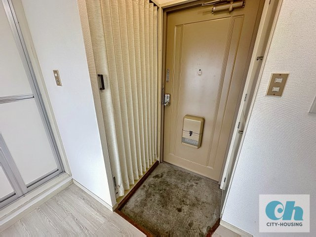 平松ハイツ 302号室の玄関