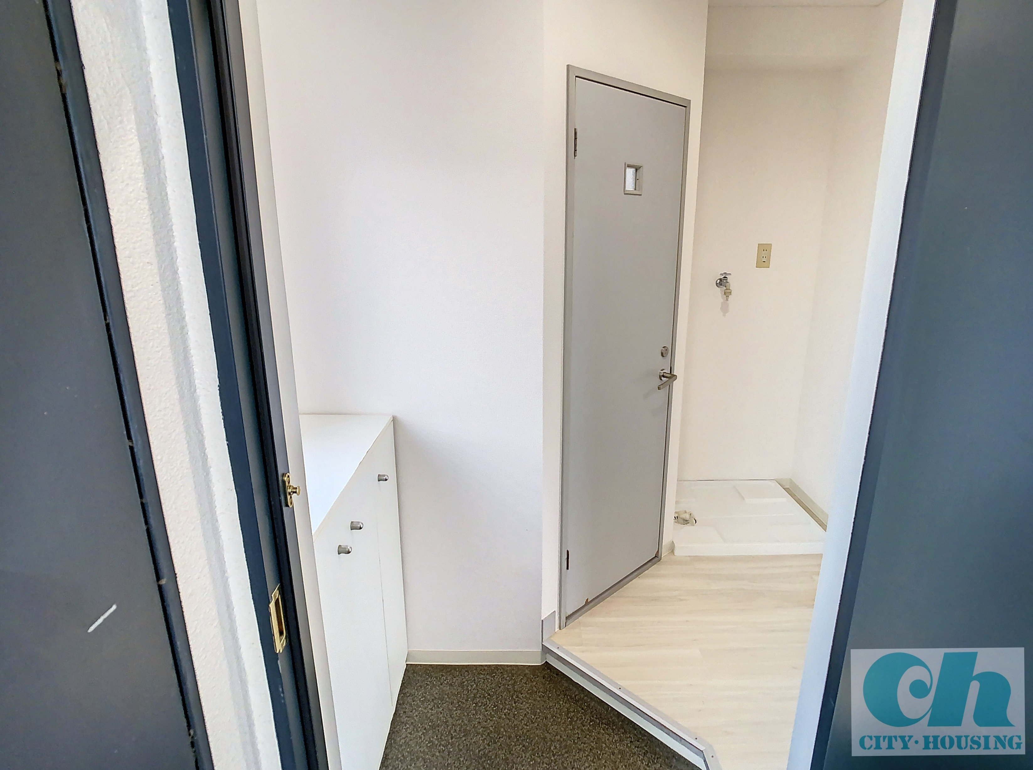 丸井ビルディング 307号室の玄関