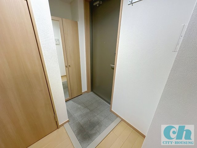 フルール大森 303号室の玄関