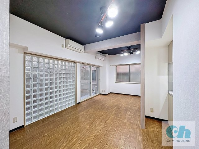 Y・Mコート 101号室の居間・リビング