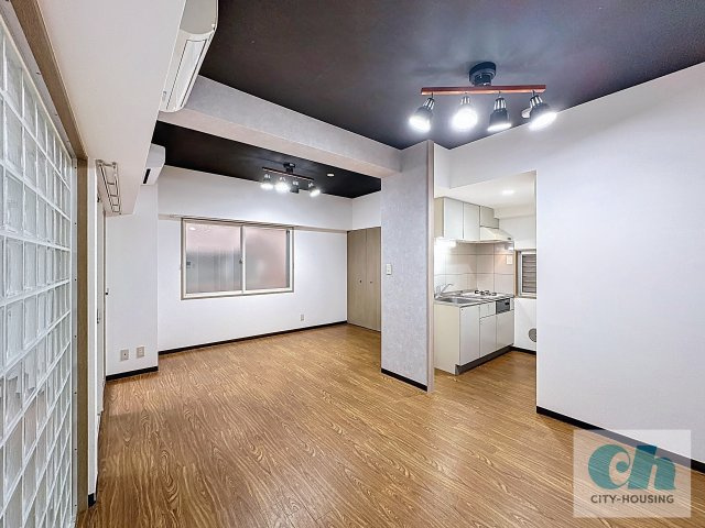 Y・Mコート 101号室の居間・リビング