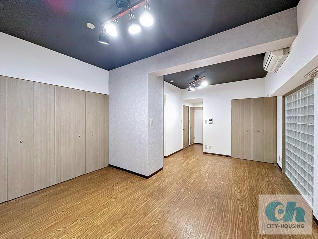 Y・Mコート 101号室の居間・リビング