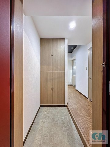 Y・Mコート 101号室の玄関