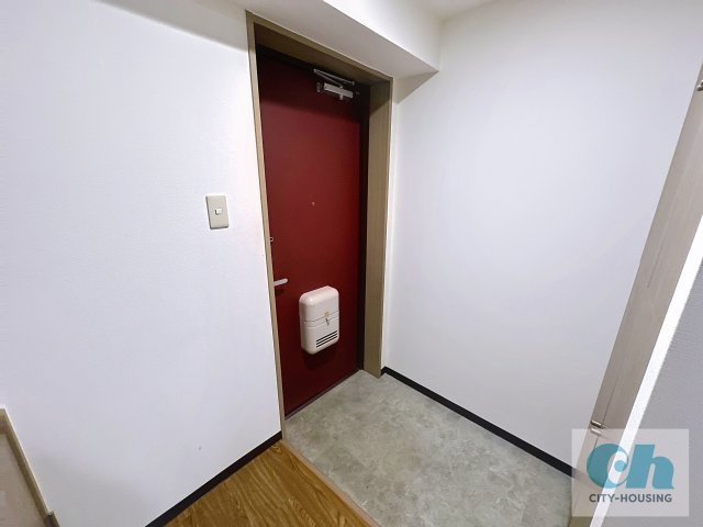 Y・Mコート 101号室の玄関