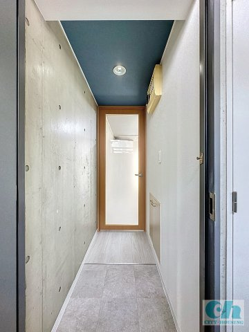 R’ s court 102号室の玄関