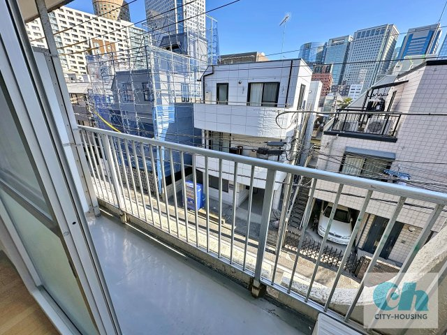 高輪スカイハイツ 303号室のバルコニー
