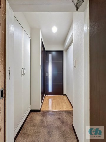 高輪スカイハイツ 303号室の玄関