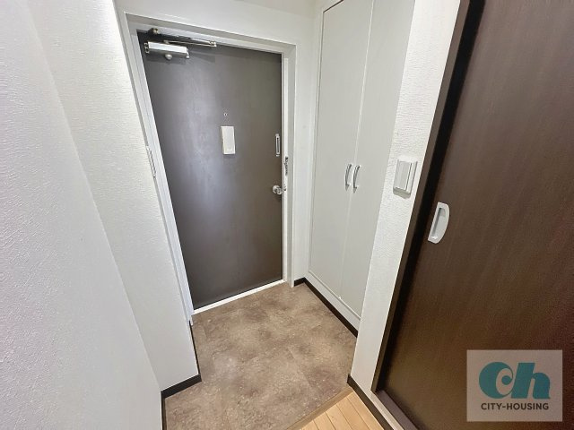 高輪スカイハイツ 303号室の玄関