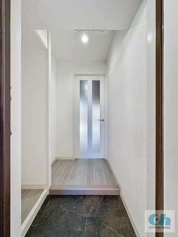 ヴィラ・フクモト 302号室の玄関