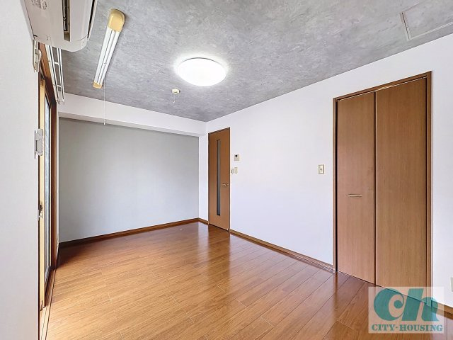 セブンスコート 206号室の居間・リビング