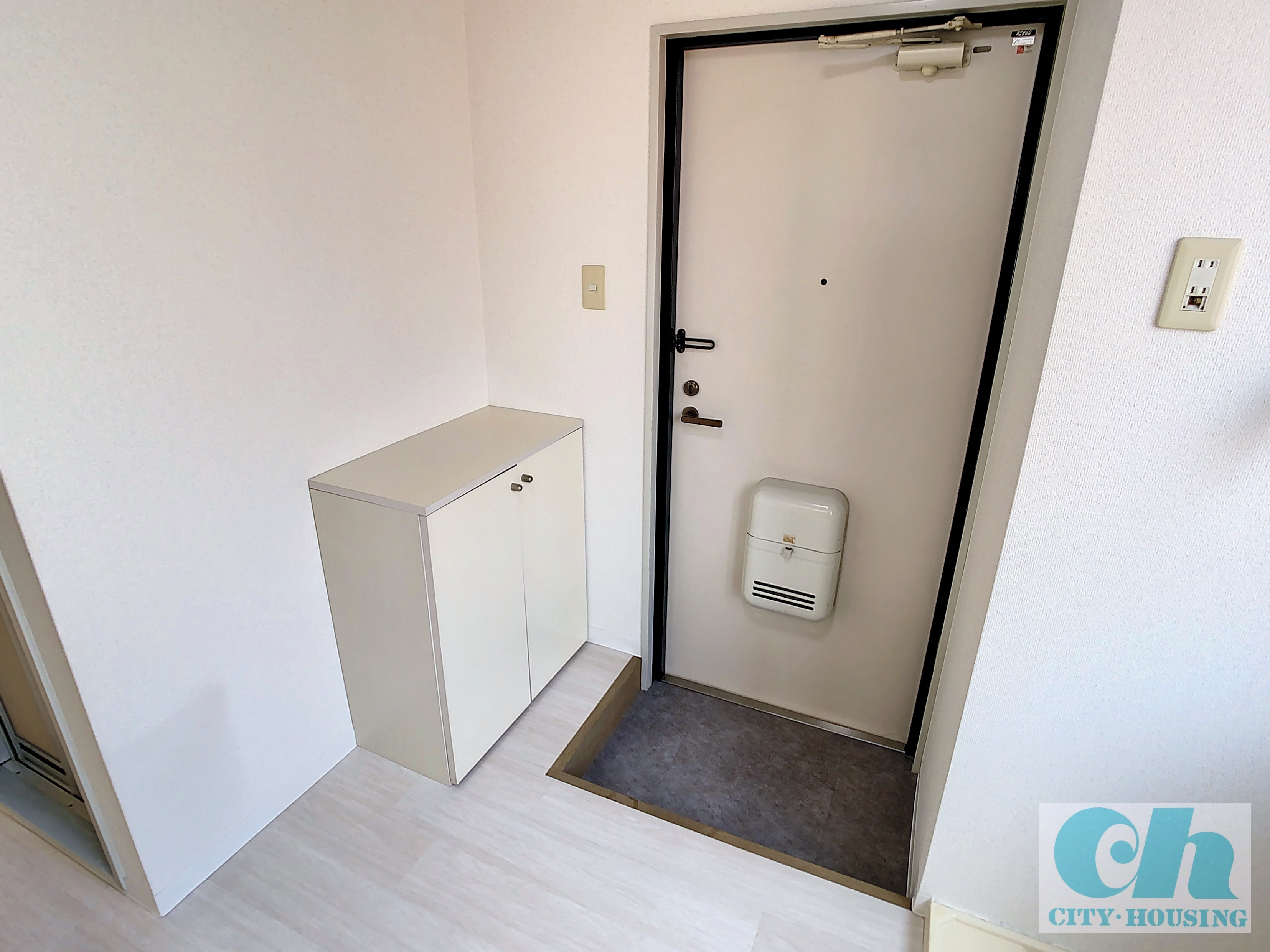 プリムローズ 301号室の玄関