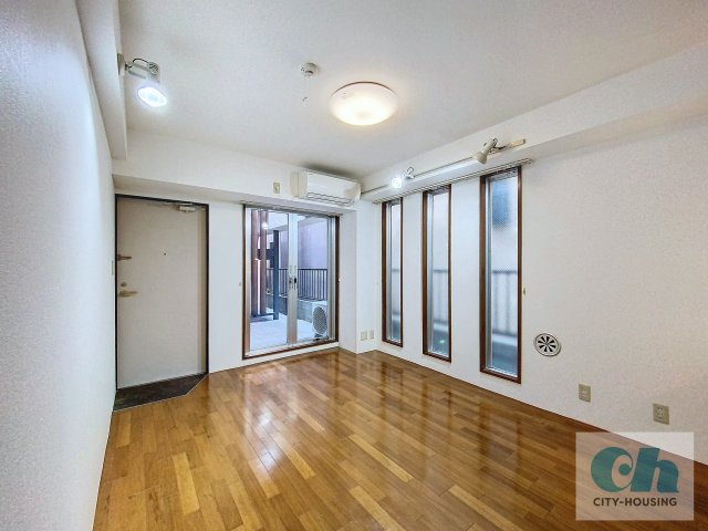 ラ・パラッツォ 102号室の居間・リビング