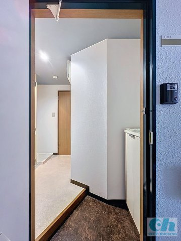 メゾンシャルム 301号室の玄関