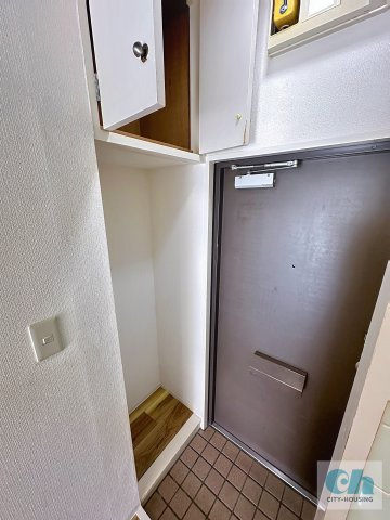 フォレストヒルズ 305号室の玄関