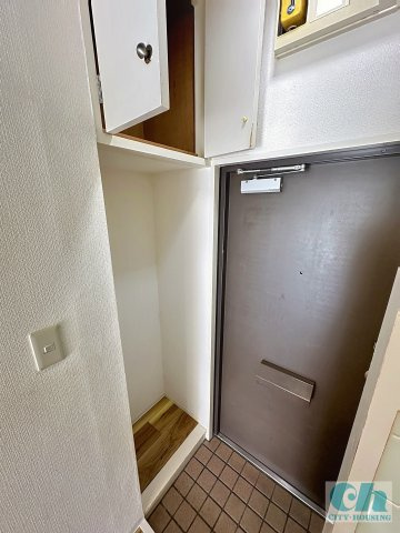 フォレストヒルズ 305号室の居間・リビング