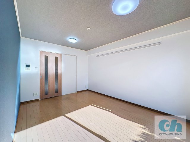 ボーブリアンあさひ 101号室の居間・リビング