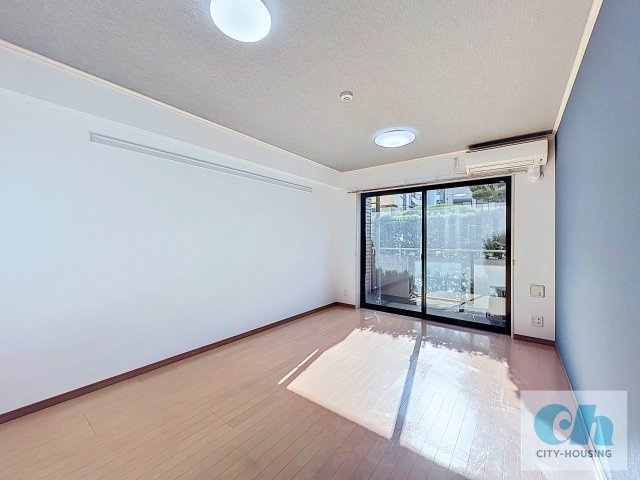 ボーブリアンあさひ 101号室の居間・リビング