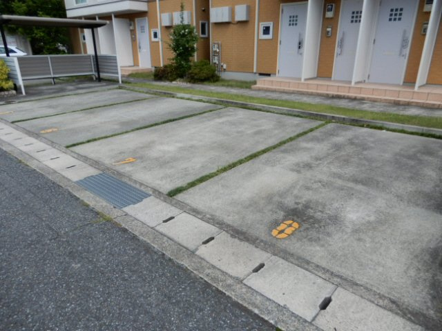 ＭＡＳＴ ＣＯＵＲＴ下滝野Aの駐車場