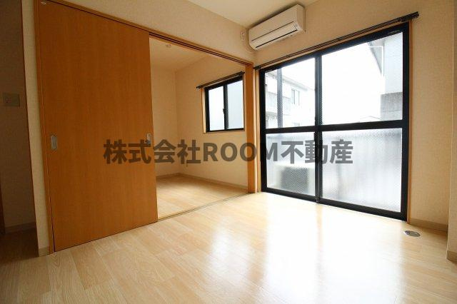 センチュリー21金田　E棟の居間・リビング|こちらのリビングで趣味の時間をお楽しみください