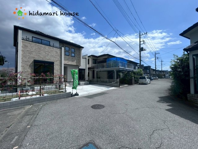 蓮田市関山4丁目　新築戸建　ブルーミングガーデン01の前面道路含む現地写真