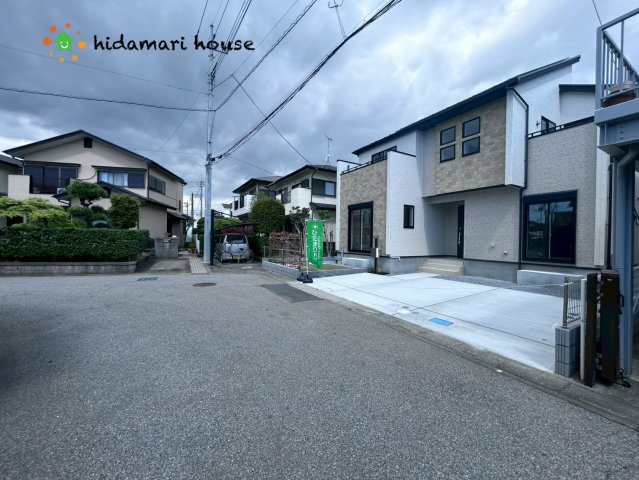蓮田市関山4丁目　新築戸建　ブルーミングガーデン01の前面道路含む現地写真