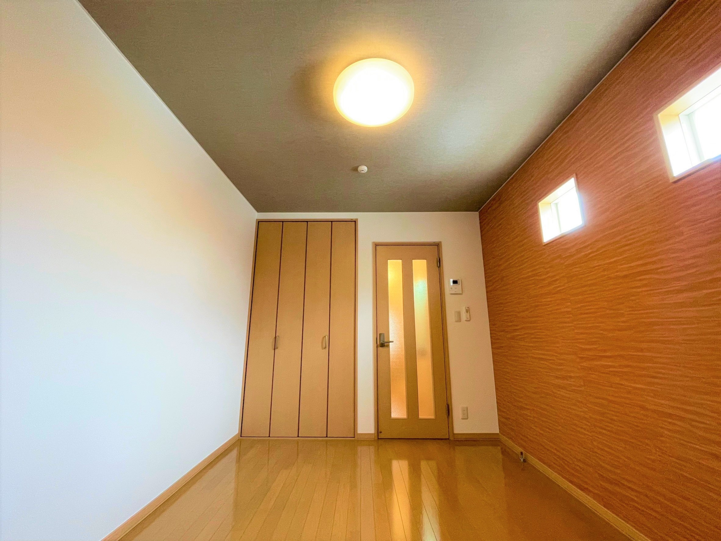 オレンジコートの洋室