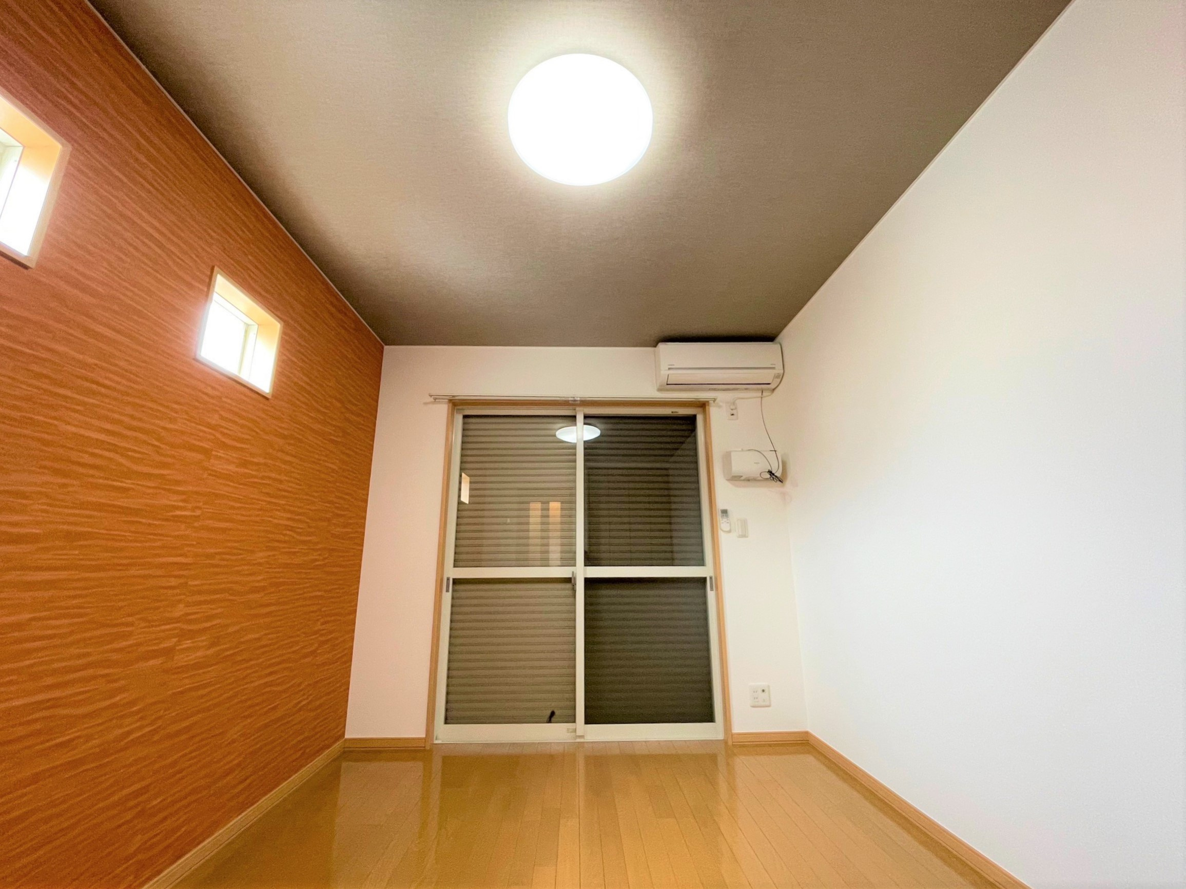 オレンジコートの洋室