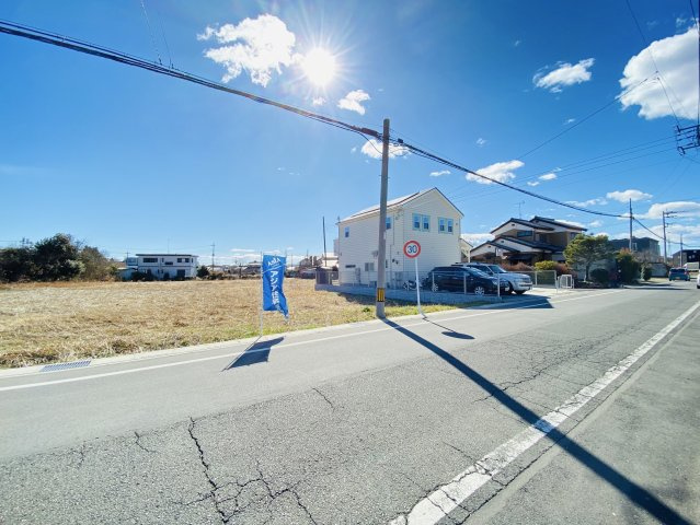 敷地面積１４０坪　売地　川越市増形の前面道路含む現地写真|前面道路６ｍ公道に12ｍの接道で、お車の出し入れもラクラクです♪