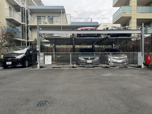 プレミアコート・アクレスの駐車場