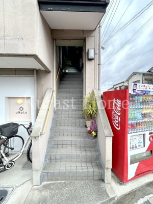 【エントランス】 | 軽里3丁目テナント2階