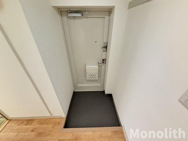 鶴山台28号棟の玄関
