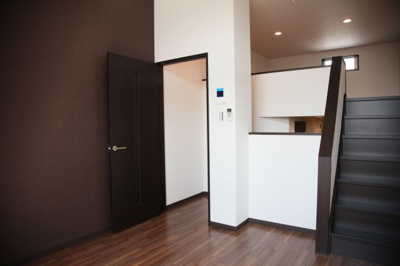 【居間・リビング】 | クレオ千早 | 別号室の写真になります。現況優先。