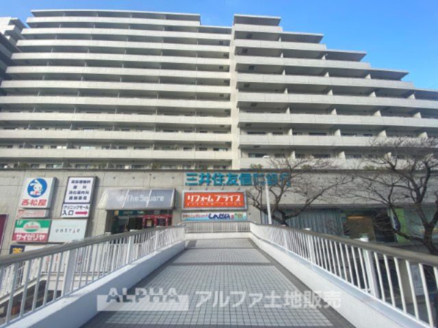 ザ・スクエアの外観|【Welcome】
◆ウェルカム◆帰路につきタイルの上を歩き抜けるとそこには「ザ・スクエア」のエントランス。意匠性高くさり気なく気品ですら感じられる。これが「ザ・スクエア」のpride