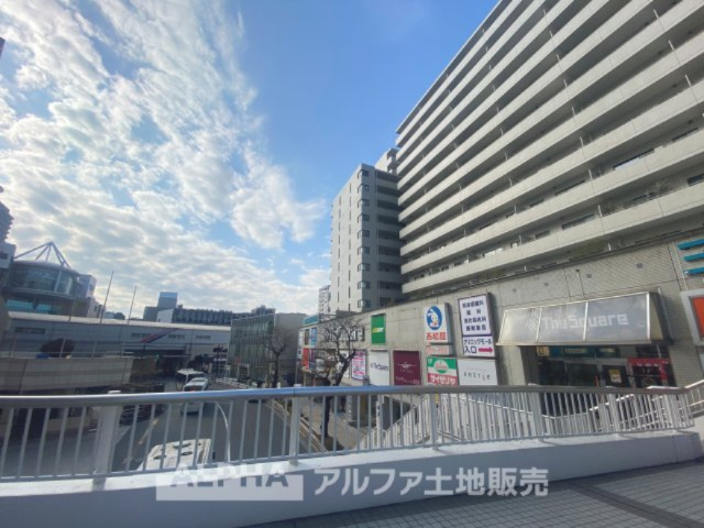 ザ・スクエアの外観|【outward appearance】
◆外観◆空隙と緑が織りなす柔らな陽射しと薫風を頬で感じさせ、利便性と安らぎが調和するエリア。