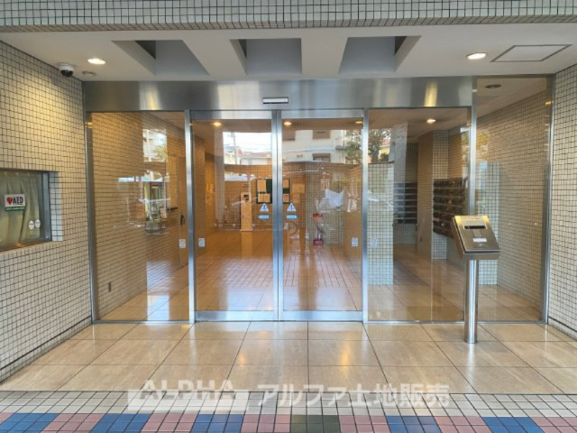 ザ・スクエアのエントランス|【Entrance】
◆エントランス◆解放感と清潔感のあるエントランス。扉を開けると温もりと幸せと楽しさいっぱいの我が家に帰る事が出来る。