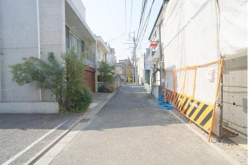 南青山４　土地の前面道路含む現地写真|■北西側私道
幅員約3.6m　間口約6.0m