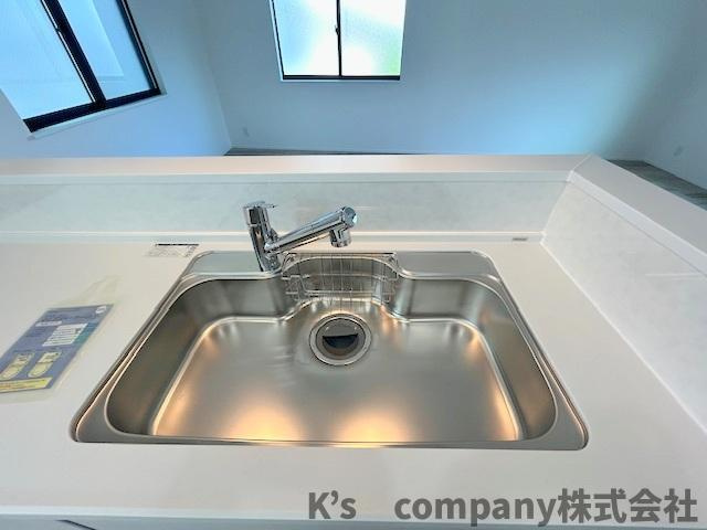 茅ヶ崎市円蔵2丁目　新築戸建　2号棟のキッチン|扱いやすいステンレス素材のシンク◇