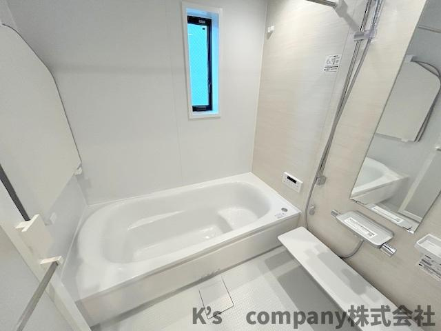 茅ヶ崎市円蔵2丁目　新築戸建　2号棟の浴室|白を基調とした清潔感のある浴室スペース◇