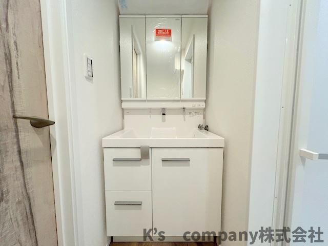 茅ヶ崎市円蔵2丁目　新築戸建　2号棟の独立洗面台|三面鏡の内側には小物収納が充実しています◇