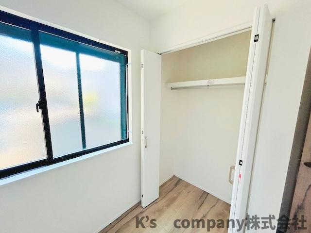茅ヶ崎市円蔵2丁目　新築戸建　2号棟の収納|洋室6.4帖の収納スペース◇