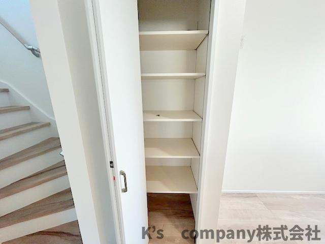 茅ヶ崎市円蔵2丁目　新築戸建　2号棟の収納|階段横にある仕切り棚付きの収納スペース◇