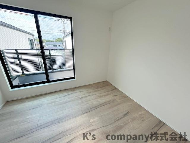 茅ヶ崎市円蔵2丁目　新築戸建　2号棟の洋室|洋室7.2帖◇バルコニーに出られるお部屋☆主寝室におすすめです♪