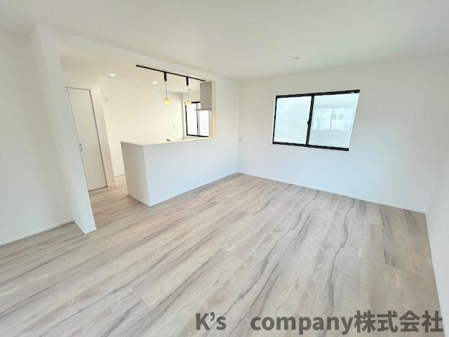 茅ヶ崎市円蔵2丁目　新築戸建　2号棟の居間・リビング|リビングは広々とした中の中央にリビング階段がありご家族とのコミュニケーションが取りやすい間取りになっています♪