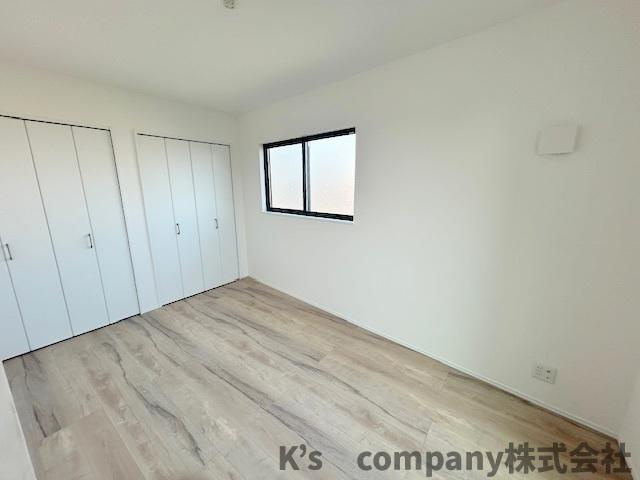 茅ヶ崎市円蔵2丁目　新築戸建　2号棟の洋室|洋室7.2帖◇窓側からの内観☆